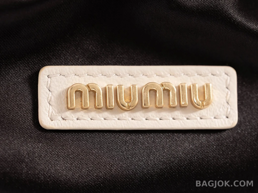 미우미우 MiuMiu 완더 마테라쎄 나파 가죽 호보 미니 백 상세 이미지