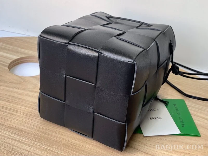 보테가베네타 Bottega Veneta 카세트 버킷백 스몰 상세 이미지