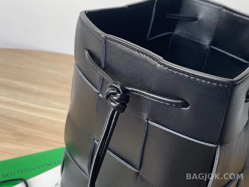 보테가베네타 Bottega Veneta 카세트 버킷백 스몰 상세 이미지