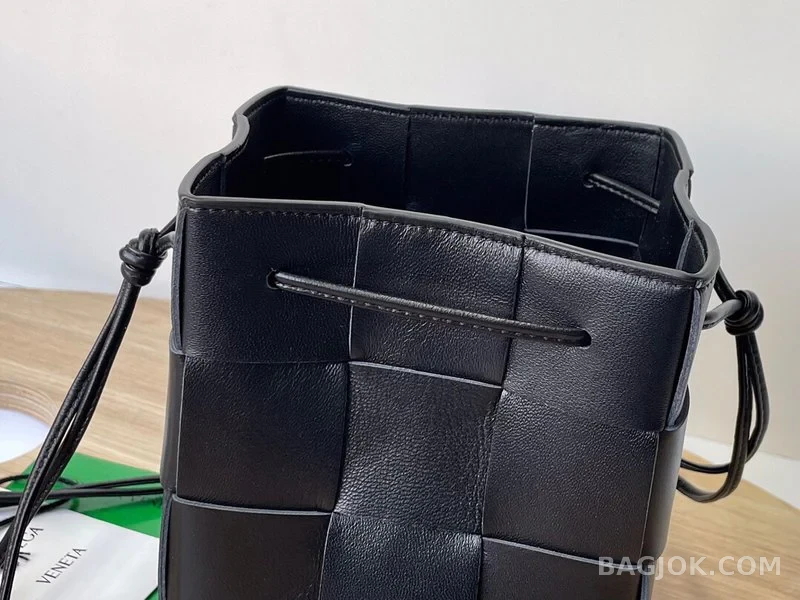 보테가베네타 Bottega Veneta 카세트 버킷백 스몰 상세 이미지