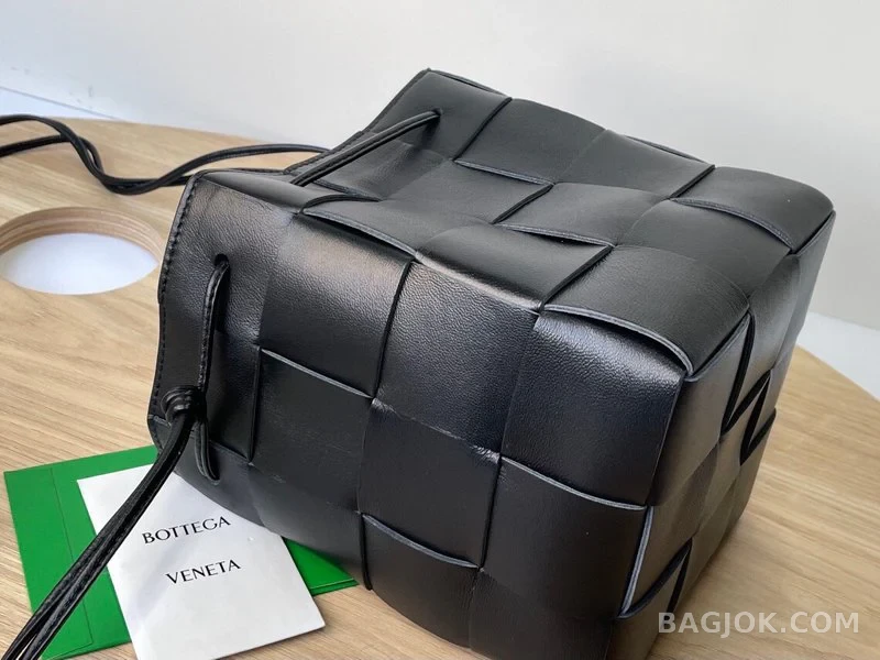보테가베네타 Bottega Veneta 카세트 버킷백 스몰 상세 이미지