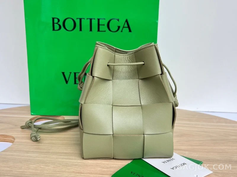 보테가베네타 Bottega Veneta 카세트 버킷백 스몰 상세 이미지