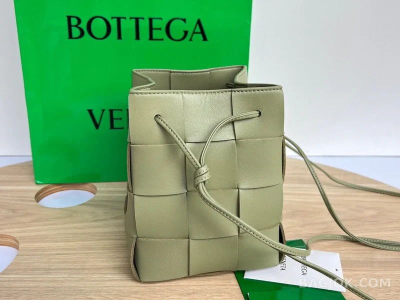 보테가베네타 Bottega Veneta 카세트 버킷백 스몰 상세 이미지
