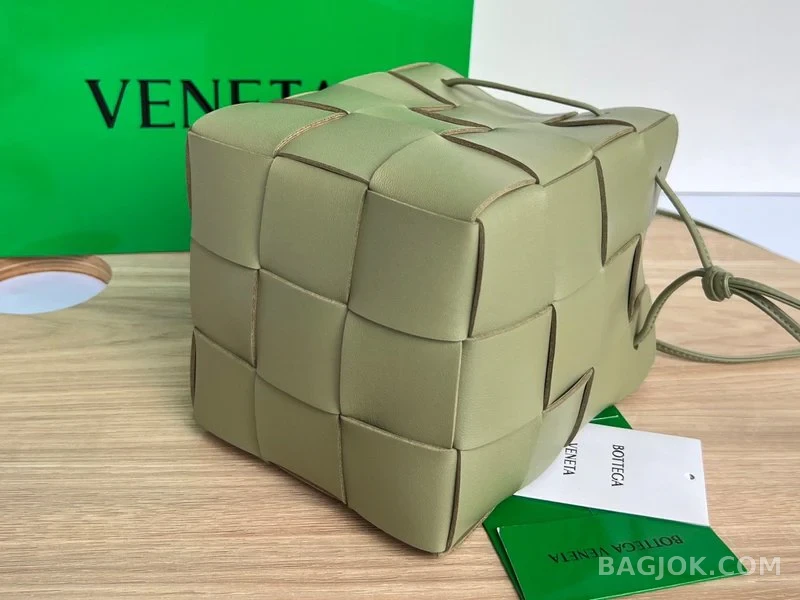 보테가베네타 Bottega Veneta 카세트 버킷백 스몰 상세 이미지