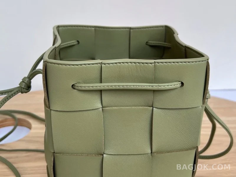 보테가베네타 Bottega Veneta 카세트 버킷백 스몰 상세 이미지