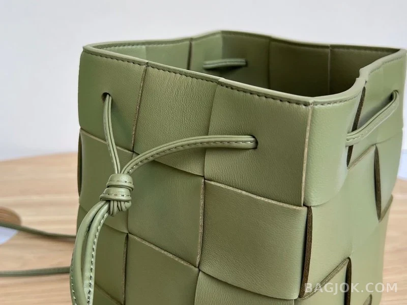 보테가베네타 Bottega Veneta 카세트 버킷백 스몰 상세 이미지