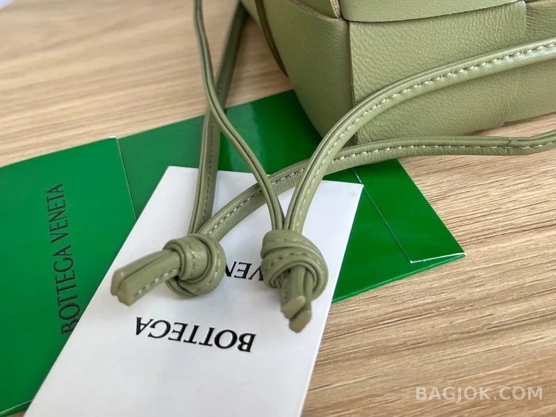 보테가베네타 Bottega Veneta 카세트 버킷백 스몰 상세 이미지