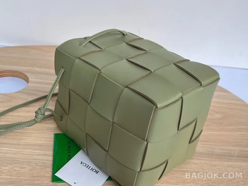 보테가베네타 Bottega Veneta 카세트 버킷백 스몰 상세 이미지