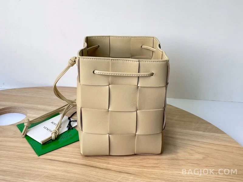 보테가베네타 Bottega Veneta 카세트 버킷백 스몰 상세 이미지