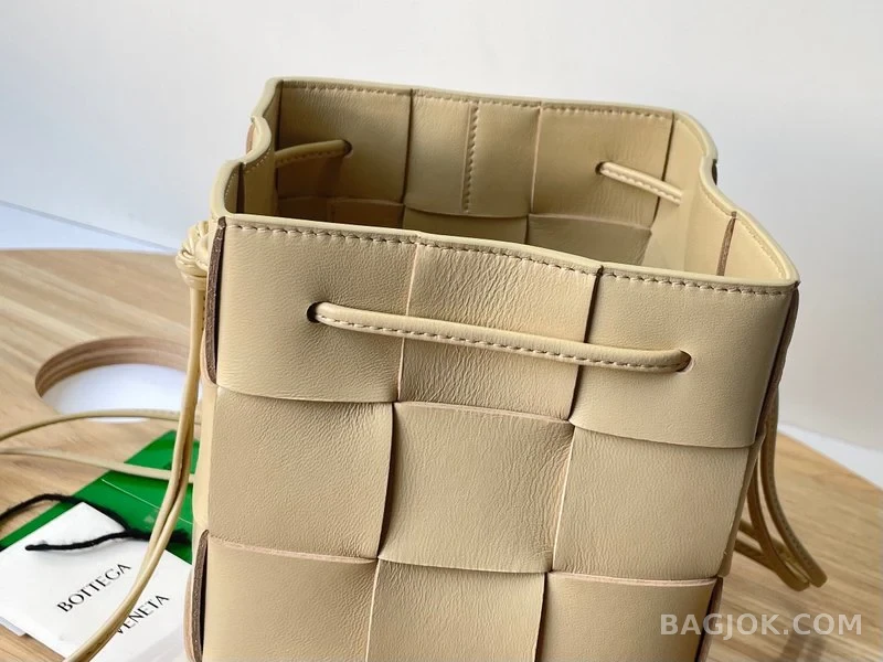 보테가베네타 Bottega Veneta 카세트 버킷백 스몰 상세 이미지
