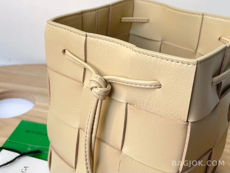 보테가베네타 Bottega Veneta 카세트 버킷백 스몰 상세 이미지