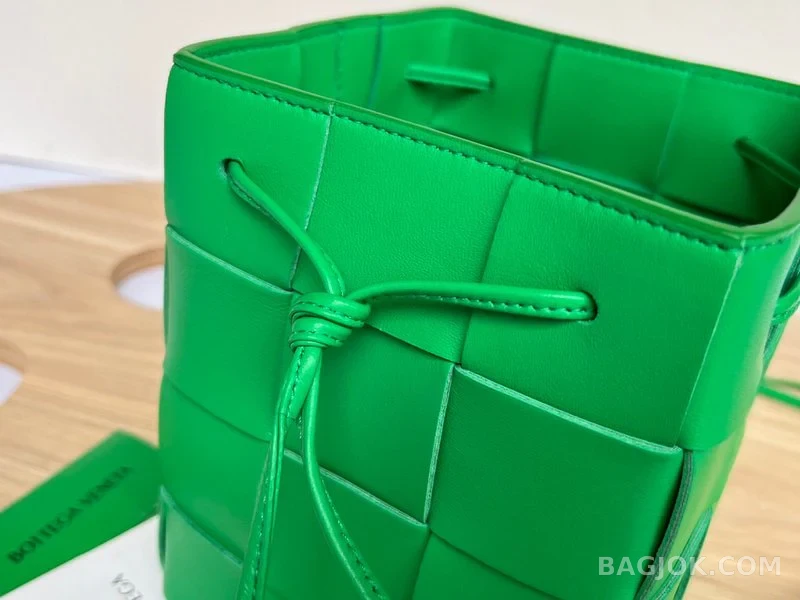 보테가베네타 Bottega Veneta 카세트 버킷백 스몰 상세 이미지