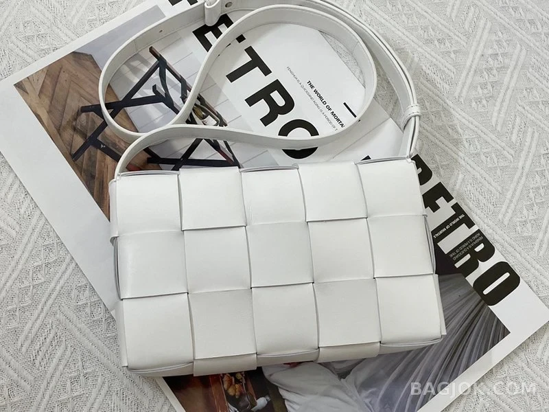 보테가베네타 Bottega Veneta 카세트백 상세 이미지