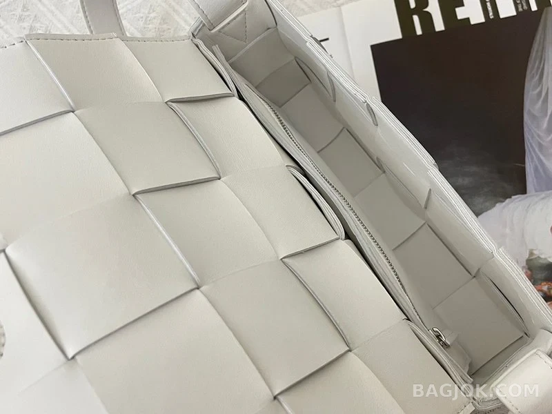 보테가베네타 Bottega Veneta 카세트백 상세 이미지