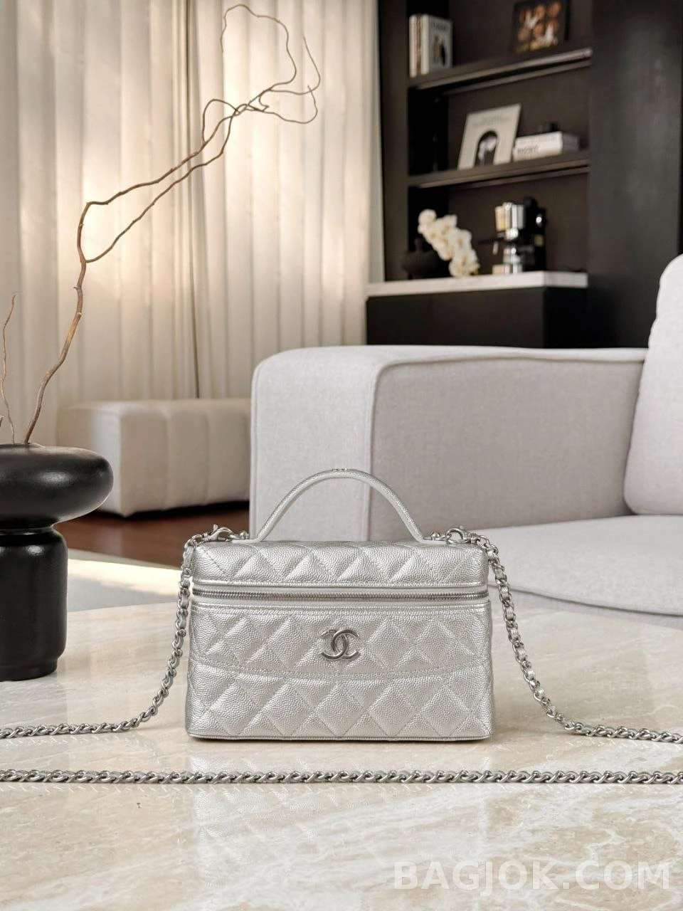 샤넬 Chanel 26c 메탈릭 램스킨 탑핸들 베니티 케이스 상세 이미지