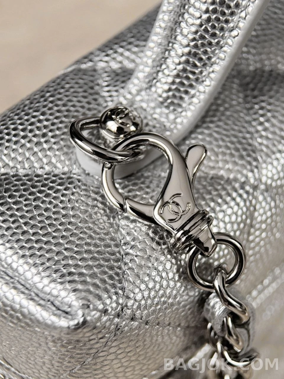 샤넬 Chanel 26c 메탈릭 램스킨 탑핸들 베니티 케이스 상세 이미지