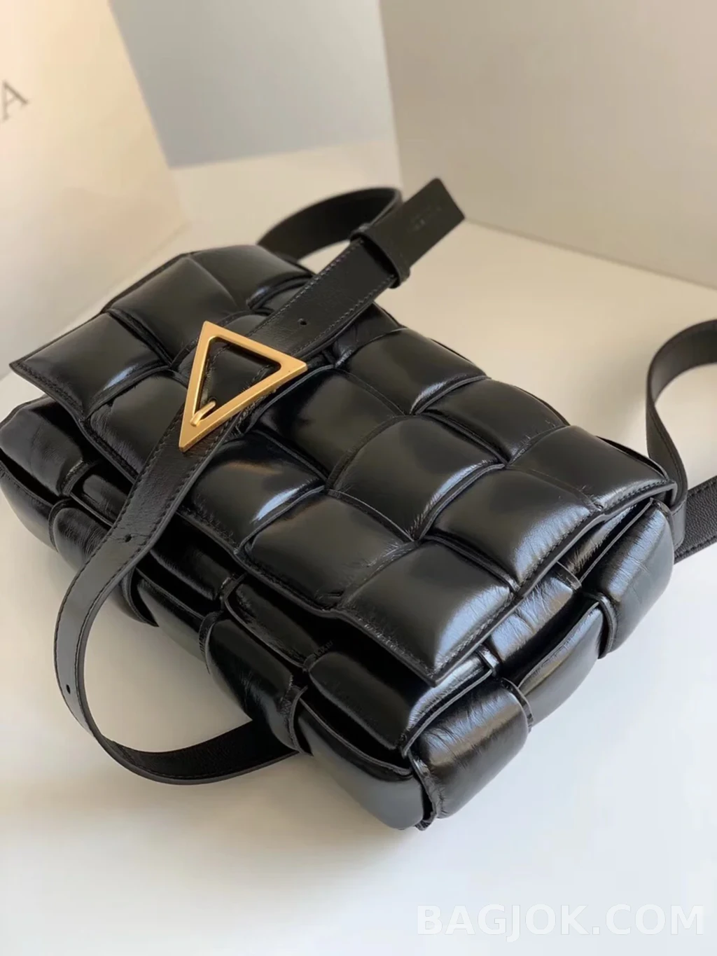 보테가베네타 Bottega Veneta 패딩 카세트백 상세 이미지