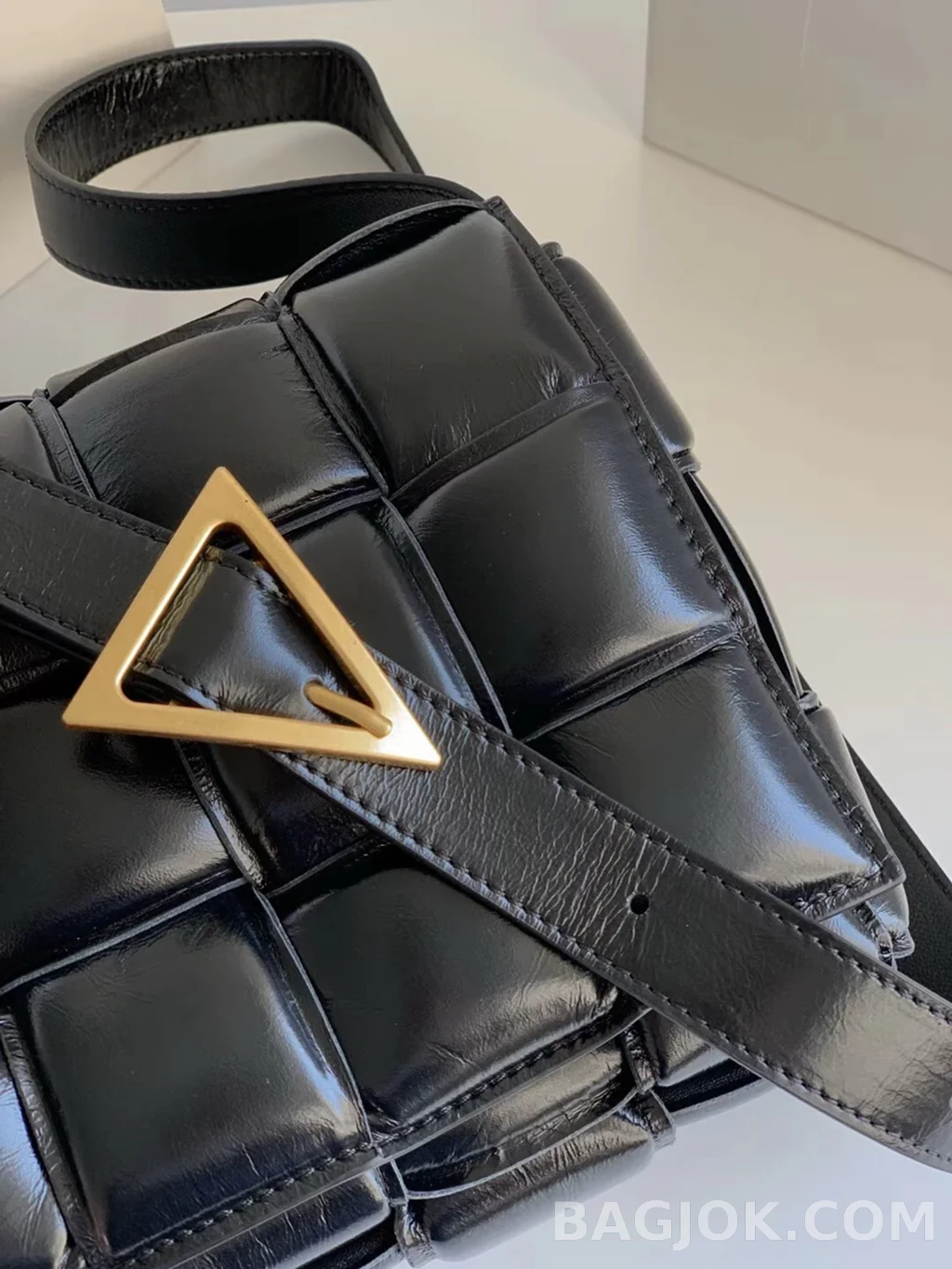 보테가베네타 Bottega Veneta 패딩 카세트백 상세 이미지