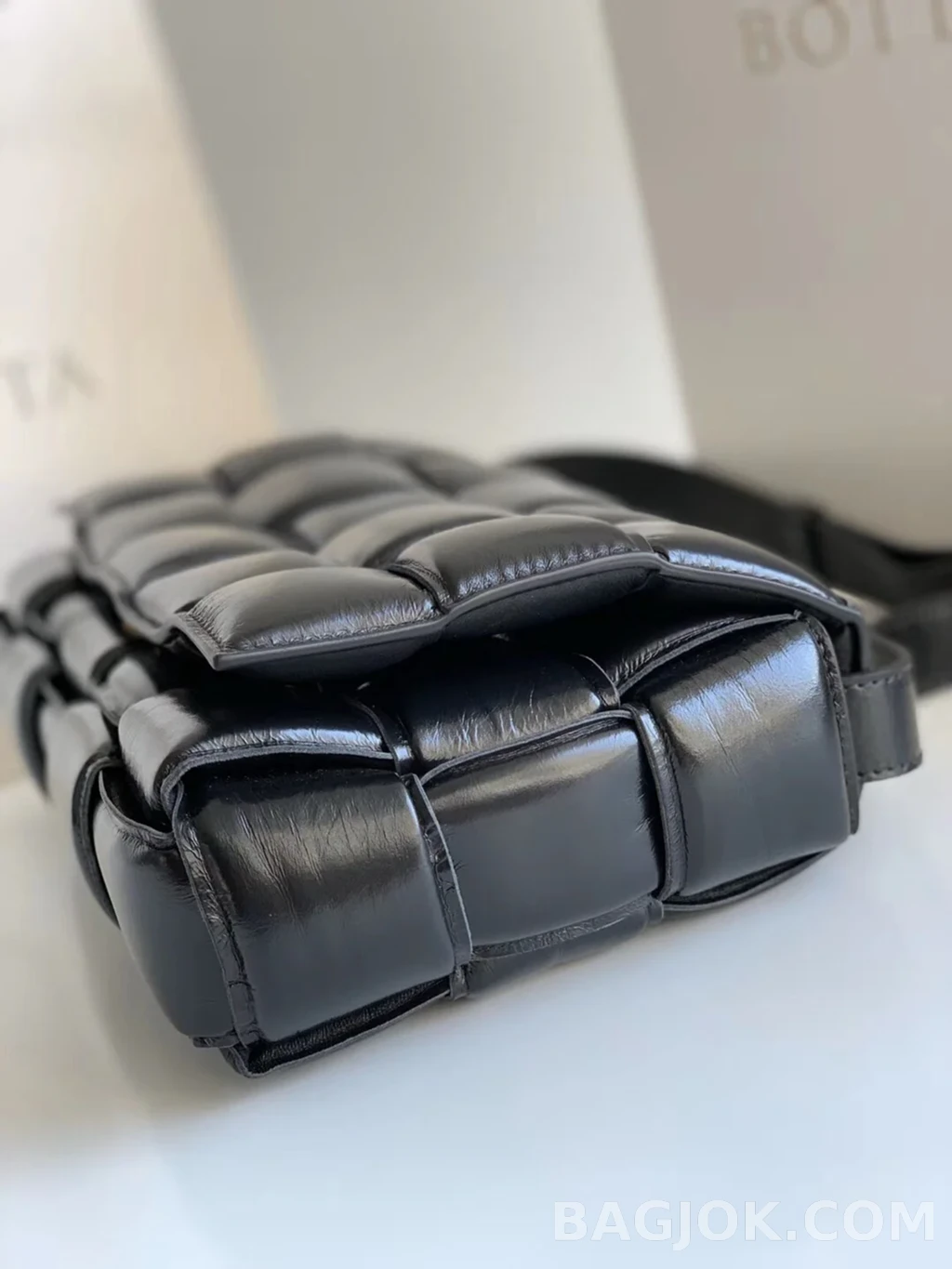 보테가베네타 Bottega Veneta 패딩 카세트백 상세 이미지