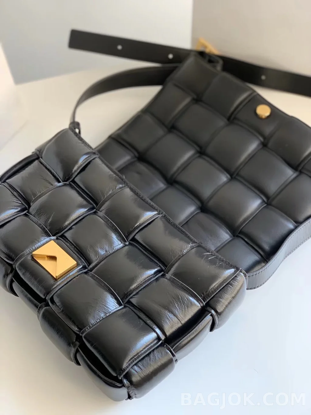 보테가베네타 Bottega Veneta 패딩 카세트백 상세 이미지