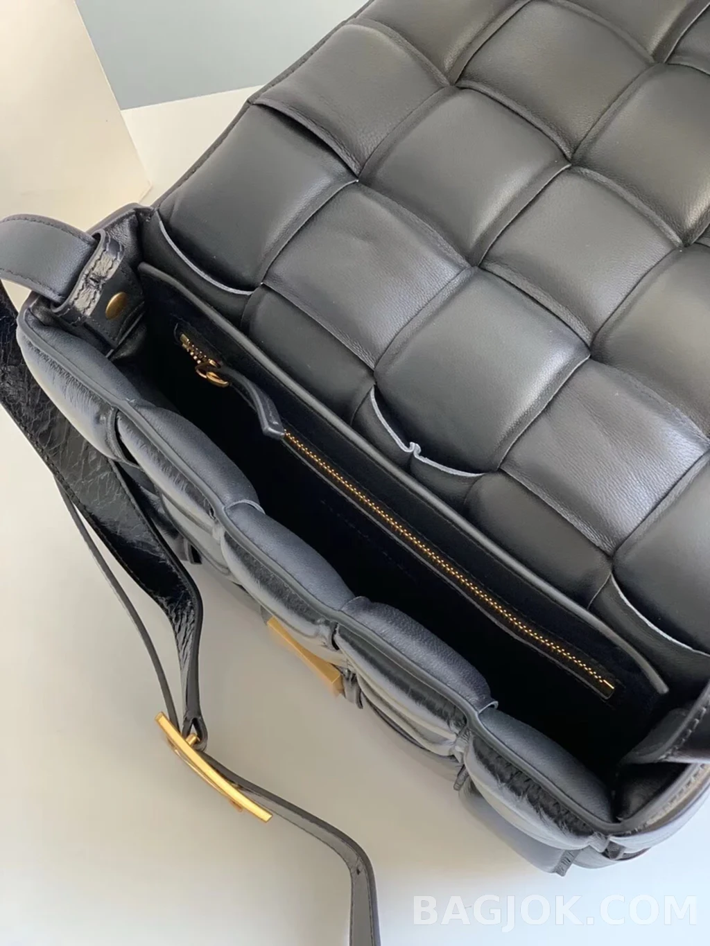 보테가베네타 Bottega Veneta 패딩 카세트백 상세 이미지
