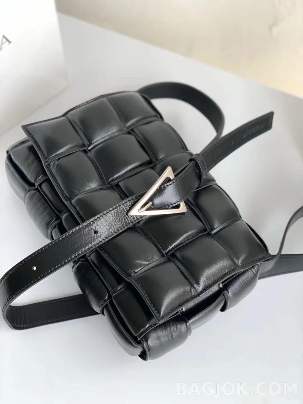 보테가베네타 Bottega Veneta 패딩 카세트백 상세 이미지