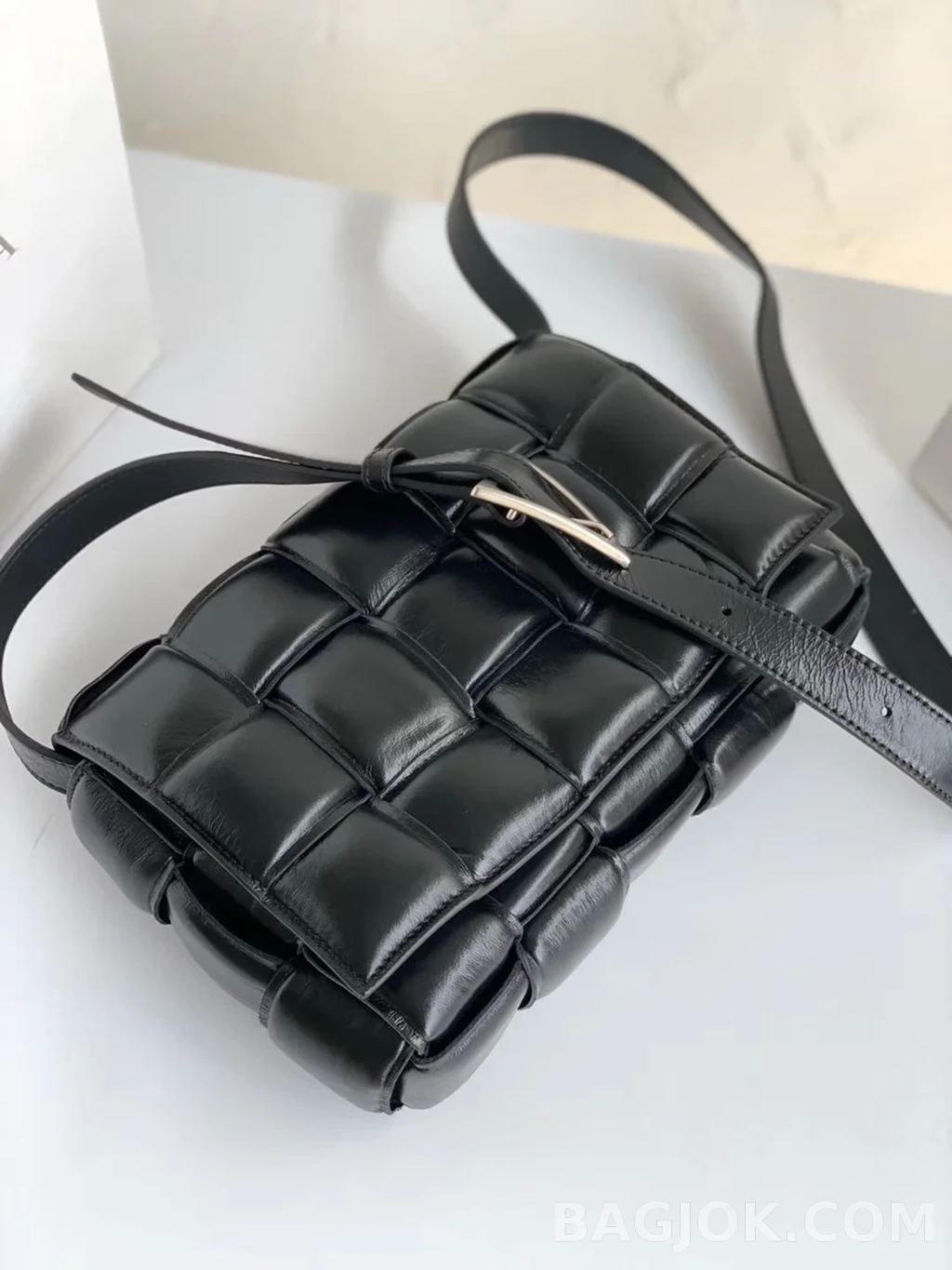 보테가베네타 Bottega Veneta 패딩 카세트백 상세 이미지