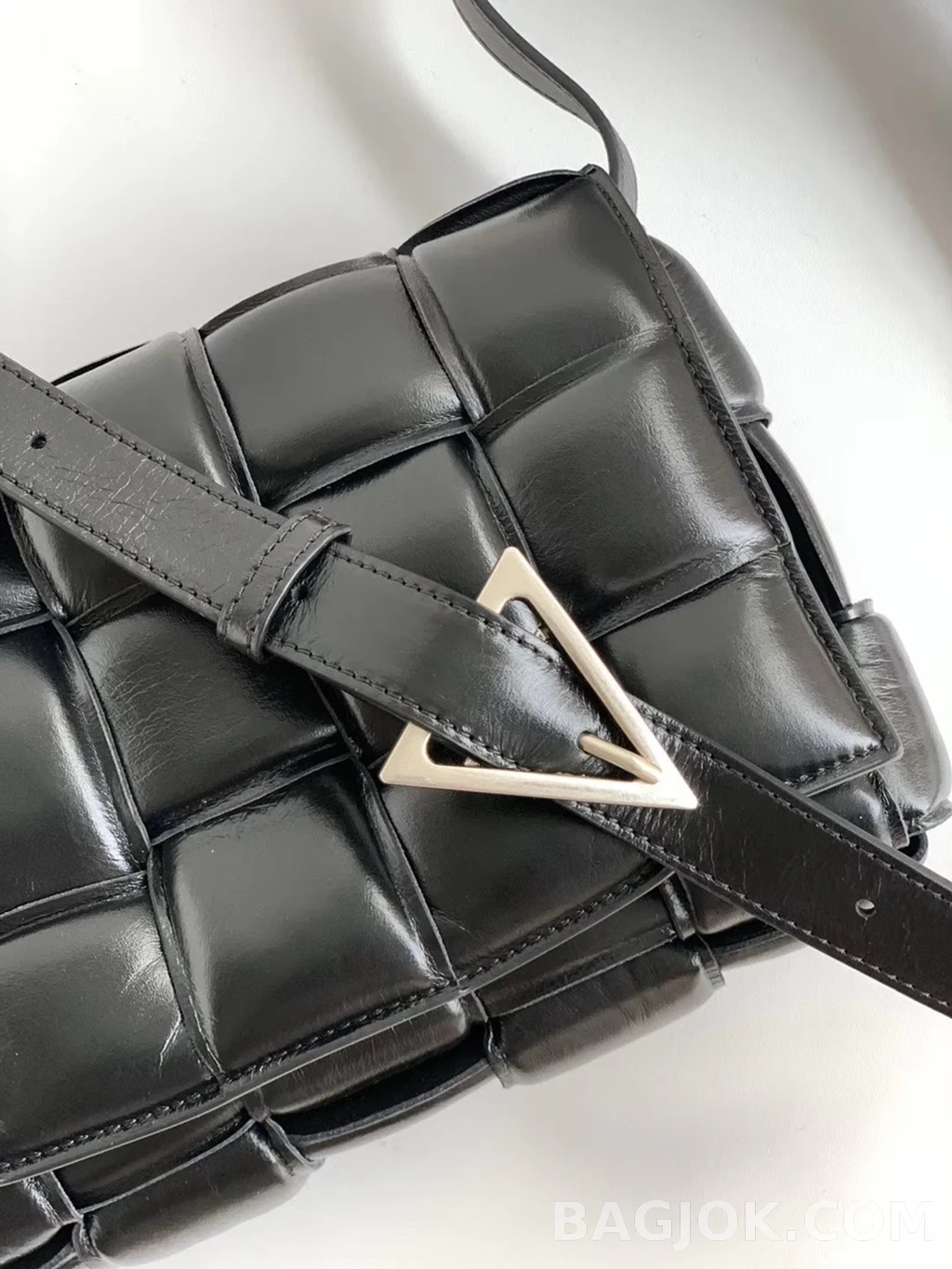 보테가베네타 Bottega Veneta 패딩 카세트백 상세 이미지
