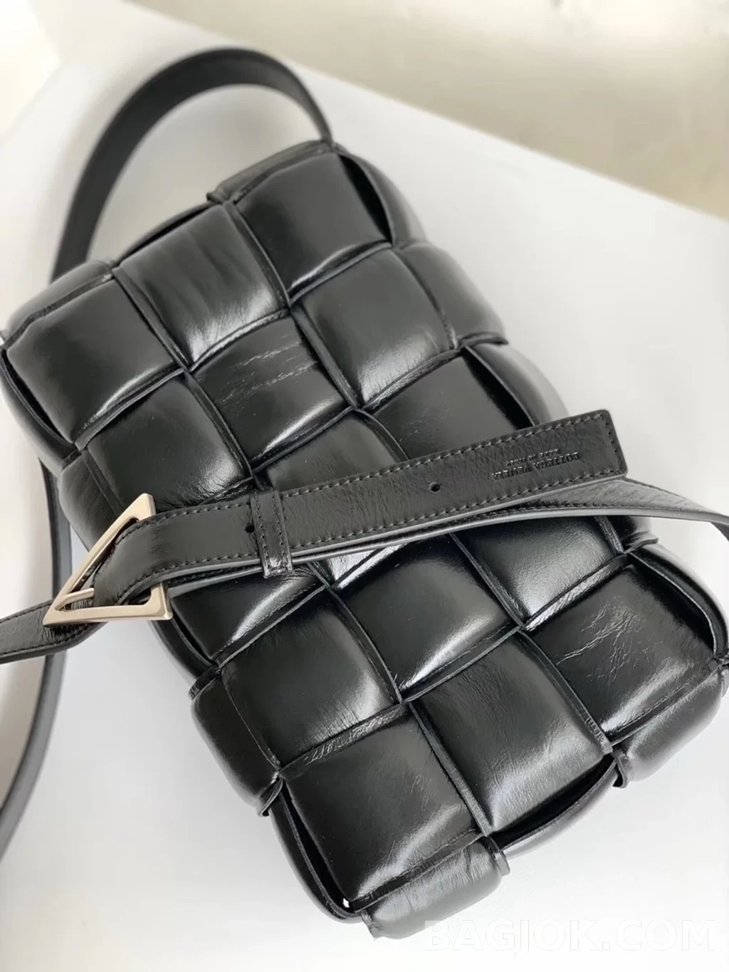 보테가베네타 Bottega Veneta 패딩 카세트백 상세 이미지