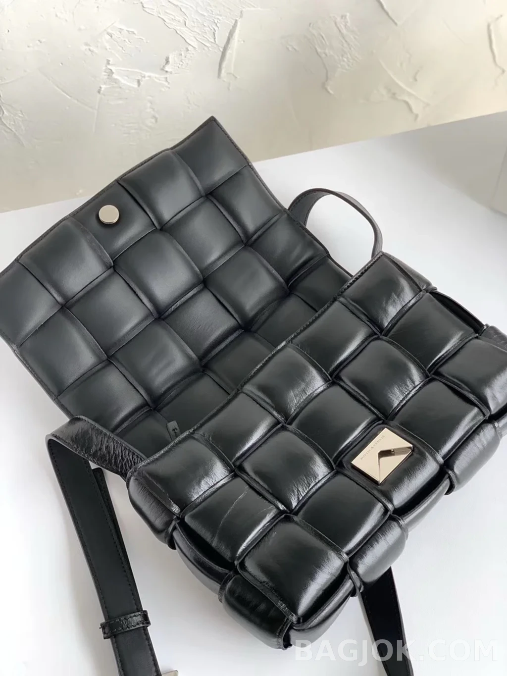 보테가베네타 Bottega Veneta 패딩 카세트백 상세 이미지