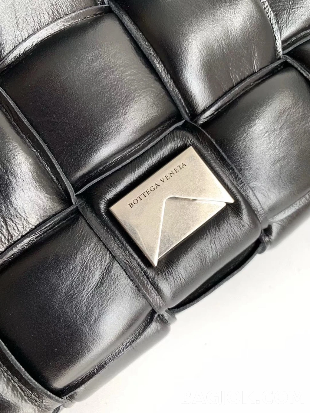 보테가베네타 Bottega Veneta 패딩 카세트백 상세 이미지