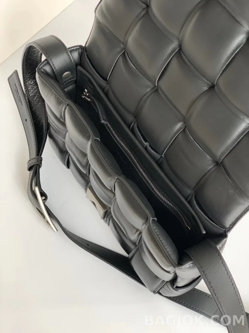 보테가베네타 Bottega Veneta 패딩 카세트백 상세 이미지