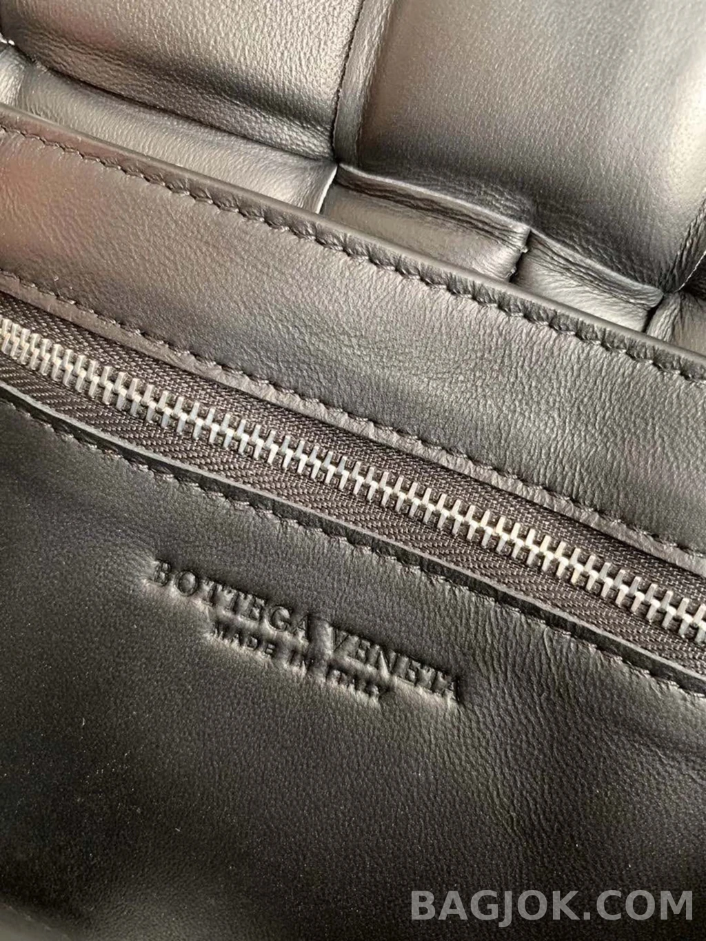 보테가베네타 Bottega Veneta 패딩 카세트백 상세 이미지