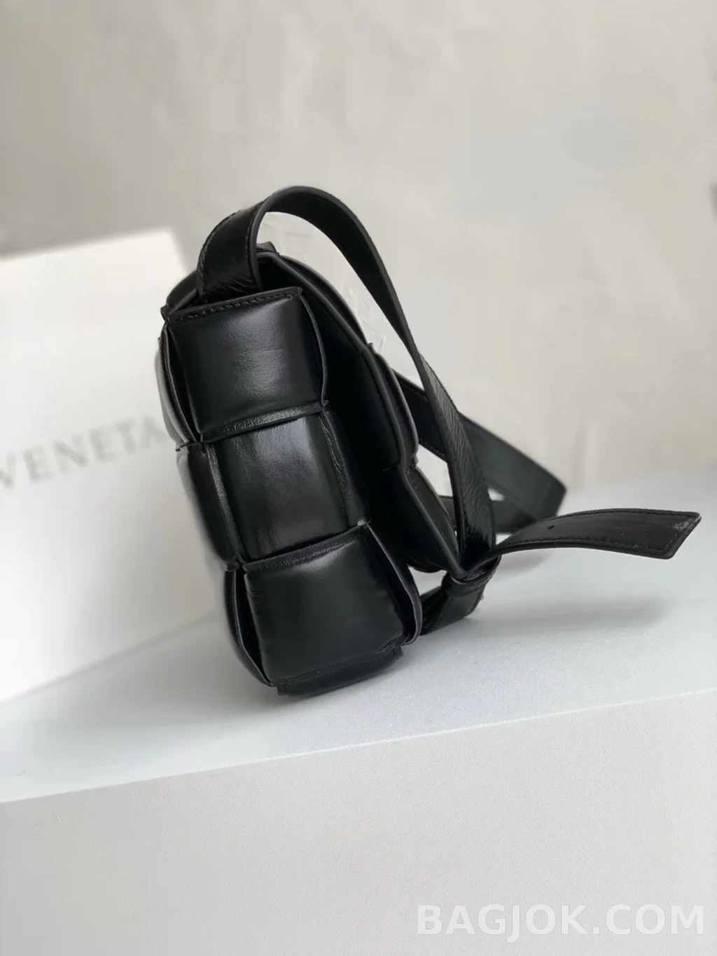 보테가베네타 Bottega Veneta 패딩 카세트백 상세 이미지
