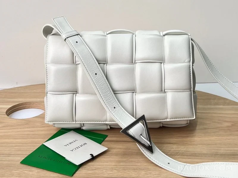 보테가베네타 Bottega Veneta 패딩 카세트백 상세 이미지