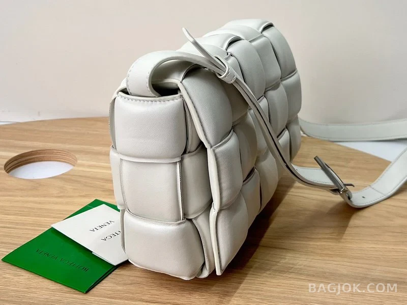 보테가베네타 Bottega Veneta 패딩 카세트백 상세 이미지