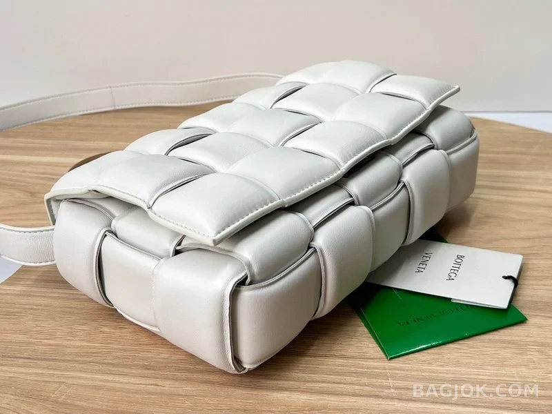 보테가베네타 Bottega Veneta 패딩 카세트백 상세 이미지