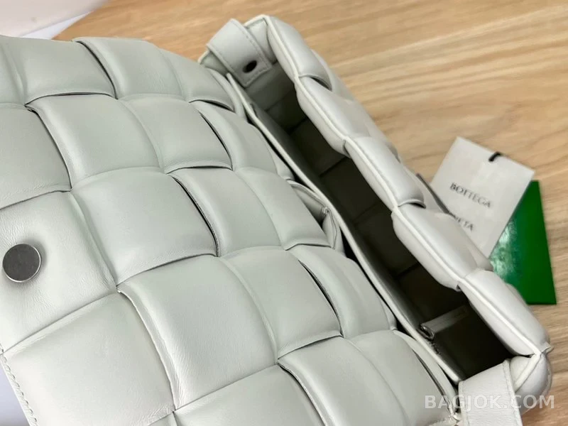 보테가베네타 Bottega Veneta 패딩 카세트백 상세 이미지