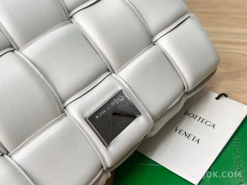 보테가베네타 Bottega Veneta 패딩 카세트백 상세 이미지