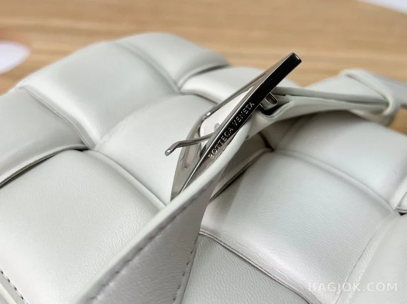 보테가베네타 Bottega Veneta 패딩 카세트백 상세 이미지