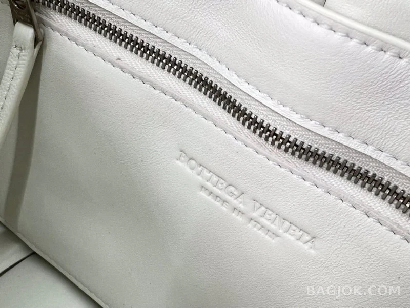 보테가베네타 Bottega Veneta 패딩 카세트백 상세 이미지