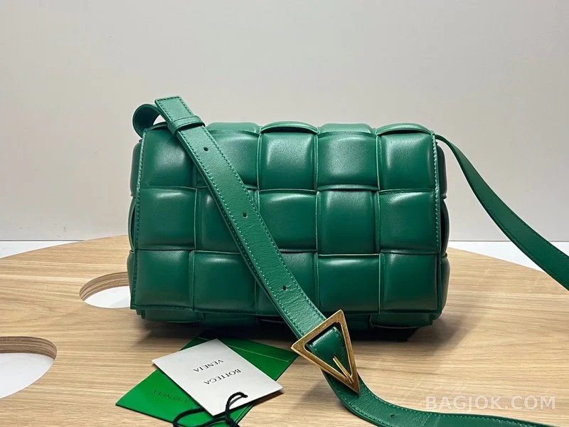 보테가베네타 Bottega Veneta 패딩 카세트백 상세 이미지