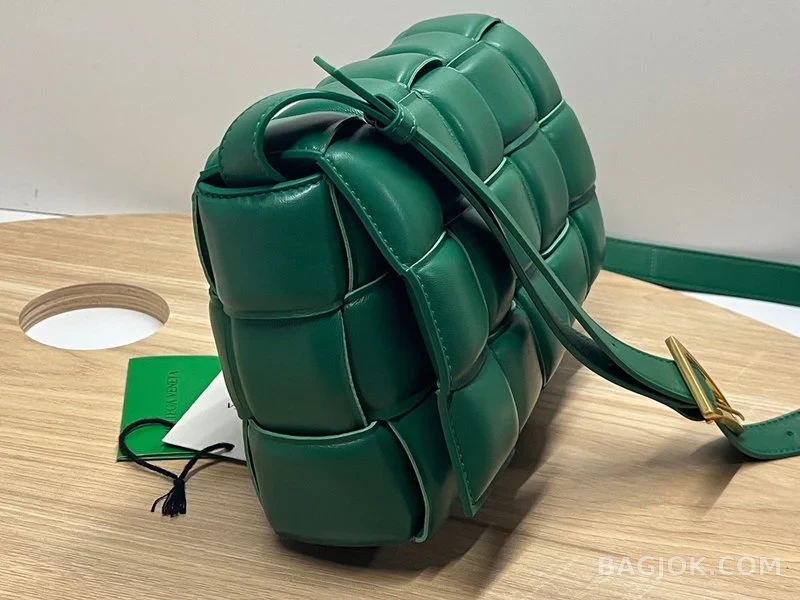 보테가베네타 Bottega Veneta 패딩 카세트백 상세 이미지