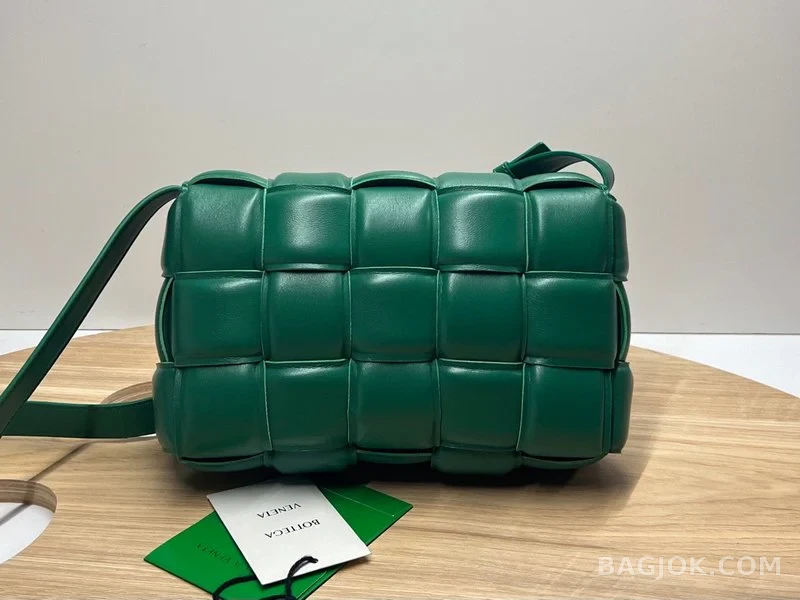 보테가베네타 Bottega Veneta 패딩 카세트백 상세 이미지