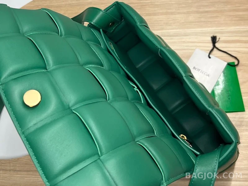 보테가베네타 Bottega Veneta 패딩 카세트백 상세 이미지