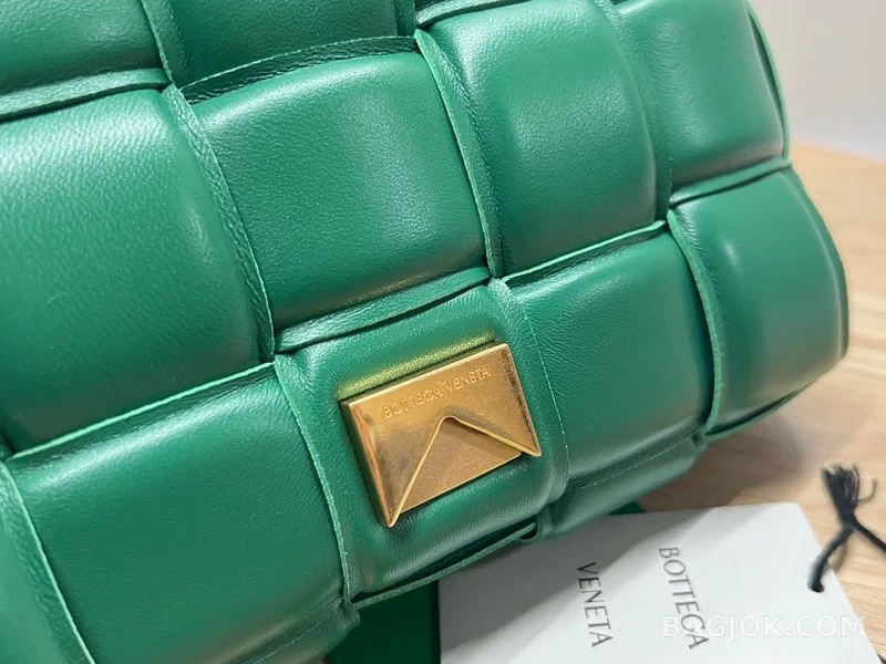 보테가베네타 Bottega Veneta 패딩 카세트백 상세 이미지