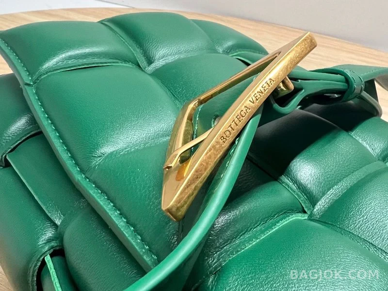 보테가베네타 Bottega Veneta 패딩 카세트백 상세 이미지