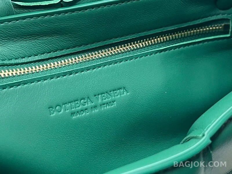 보테가베네타 Bottega Veneta 패딩 카세트백 상세 이미지