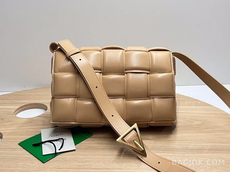 보테가베네타 Bottega Veneta 패딩 카세트백 상세 이미지