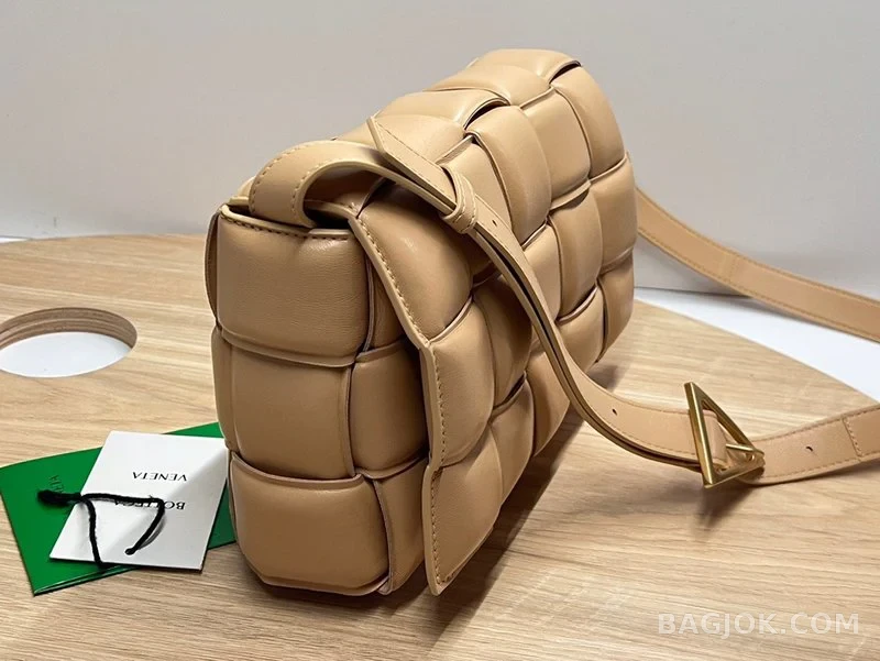 보테가베네타 Bottega Veneta 패딩 카세트백 상세 이미지